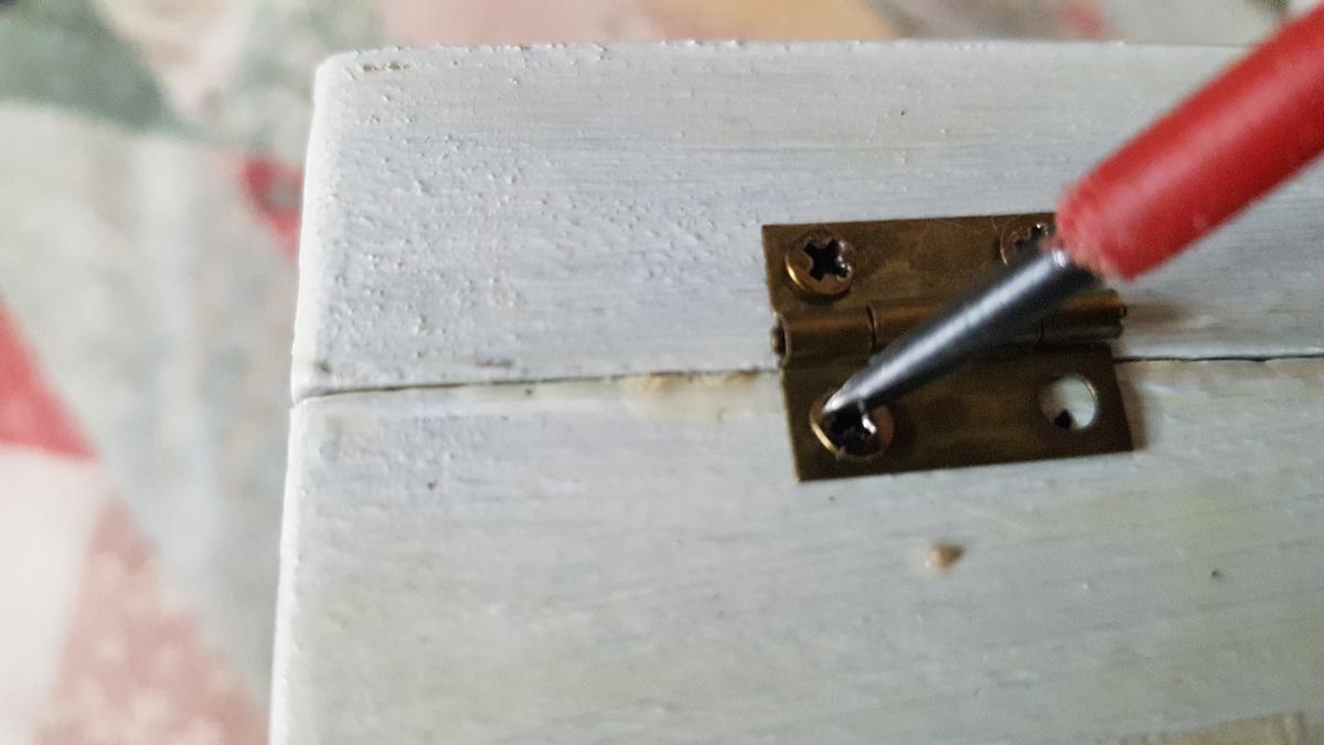 decorar madera con servilletas - decoupage - volvemos a colocar los herrajes