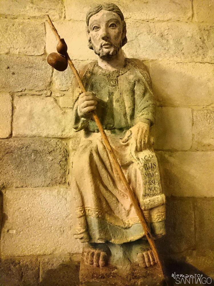 Escultura de Santiago peregrino en la Iglesia de Santiago de A Coruña