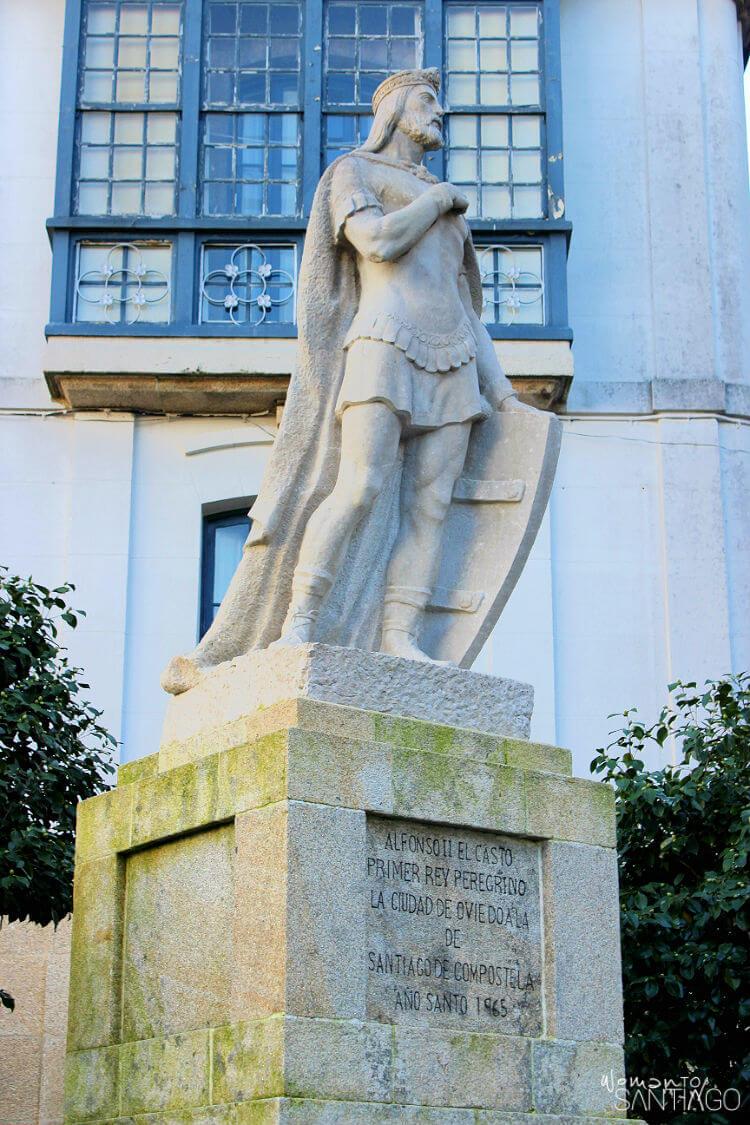 Estatua de Alfonso II El Casto en Santiago de Compostela