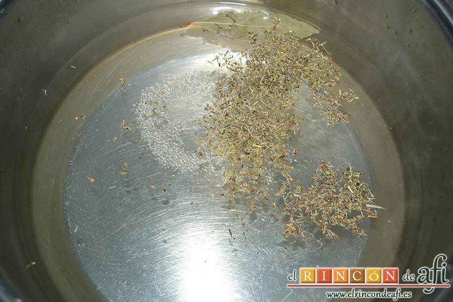 Farfalles con gambones y mejillones, poner a hervir agua con un puñadito de sal, una hoja de laurel y un poquito de romero seco