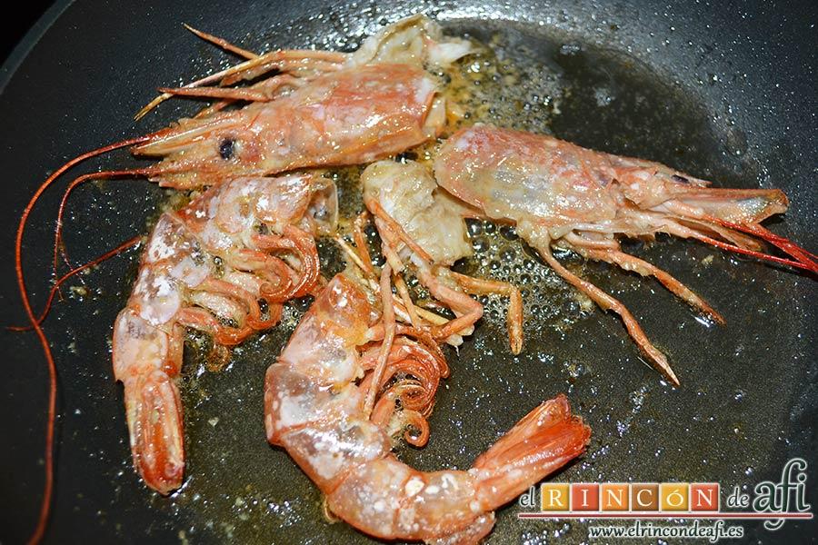Farfalles con gambones y mejillones, pelar y desvenar los gambones, poner las cáscaras y las cabezas en una sartén con aceite de oliva