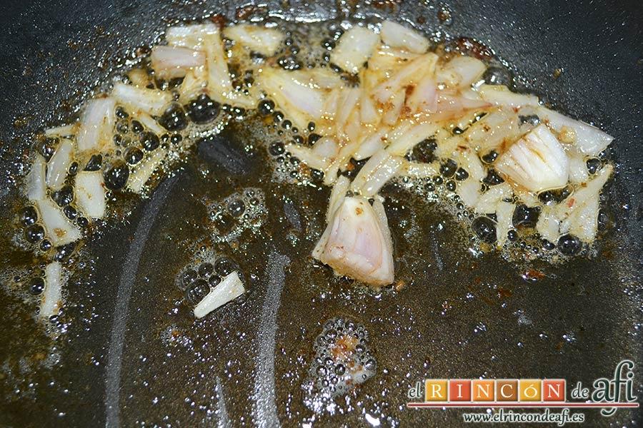Farfalles con gambones y mejillones, sacar todo el jugo, retirar y añadir la cebolleta troceada