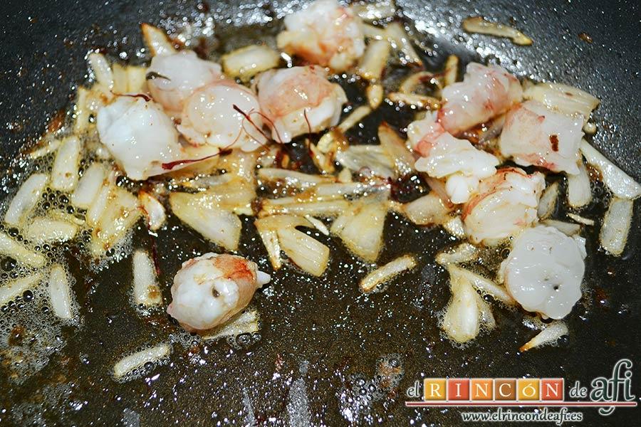 Farfalles con gambones y mejillones, añadir los gambones en trocitos