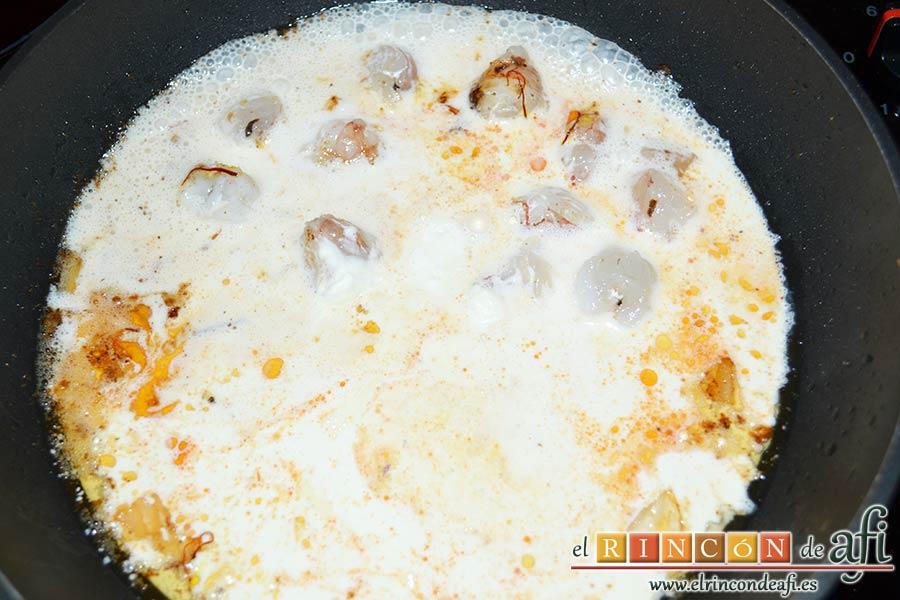 Farfalles con gambones y mejillones, cuando los gambones cambien de color, añadir la nata (crema de leche)