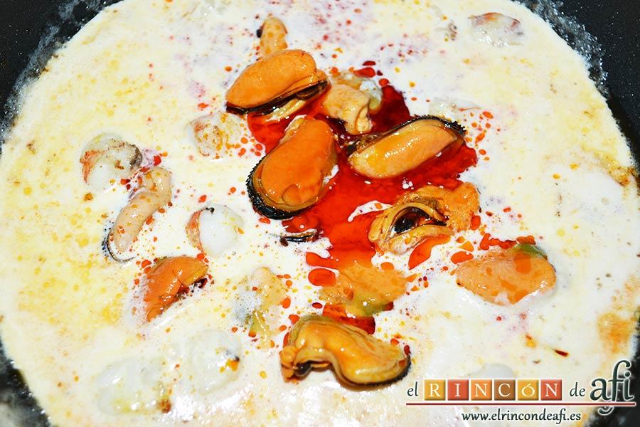 Farfalles con gambones y mejillones, añadir los mejillones en escabeche