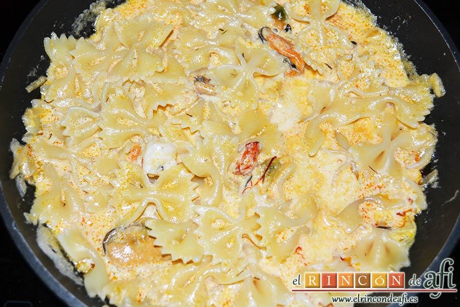 Farfalles con gambones y mejillones, mezclar bien