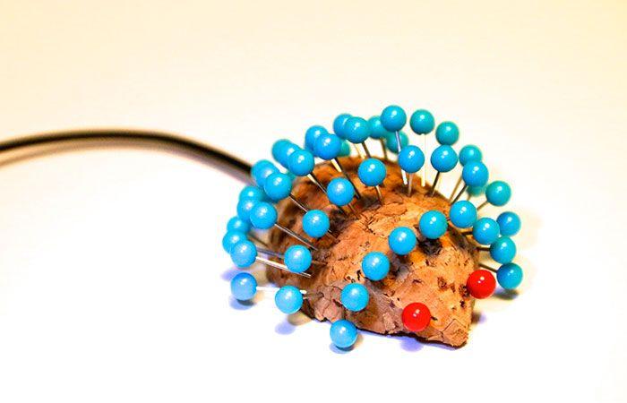 regalos-dia-de-la-madre,-raton-o-erizo-con-alfileres-de-colores-y-corcho