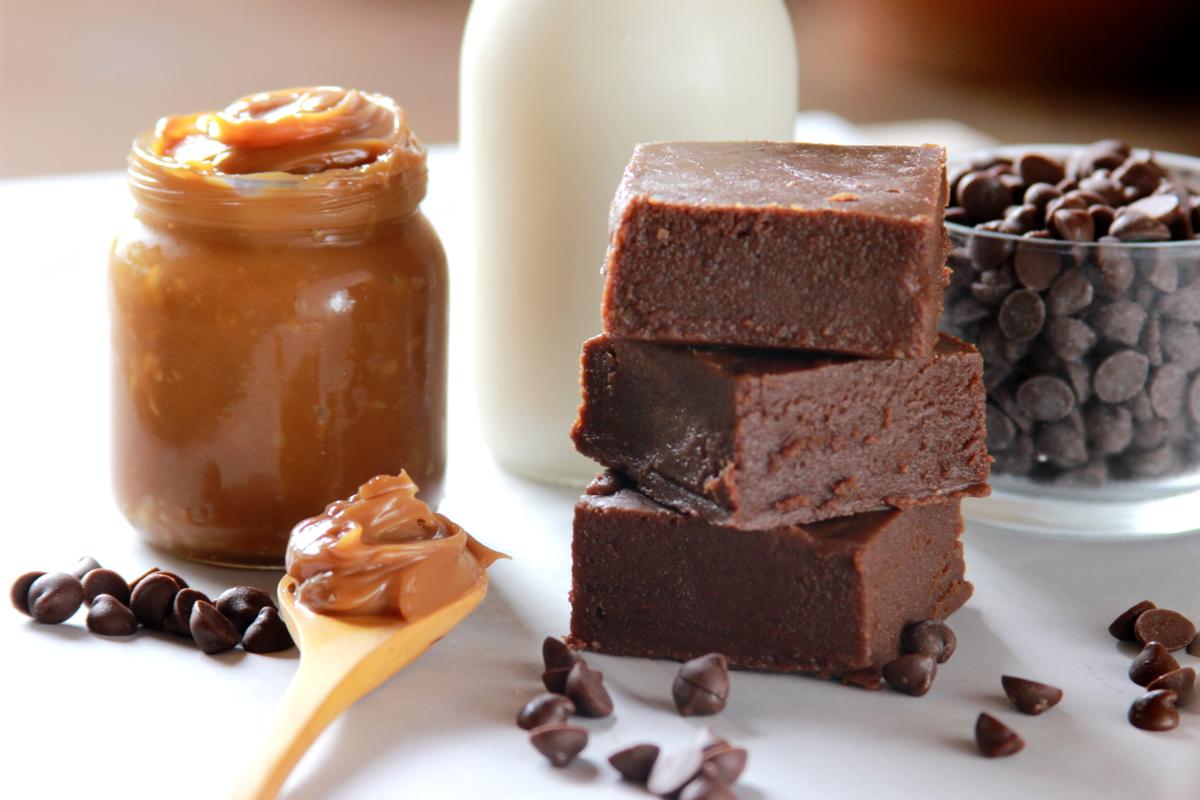 frasco con dulce de leche, botella con leche, pedazos de fudge y chispas de chocolate