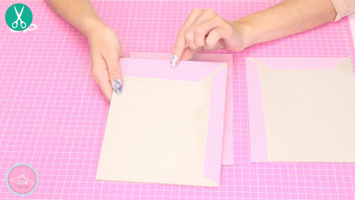 deja las pestañas de tela en el cartón