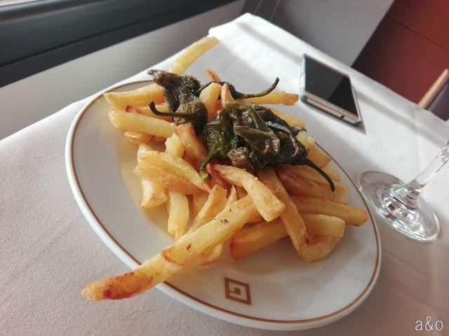 Patatas y pimientos fritos.