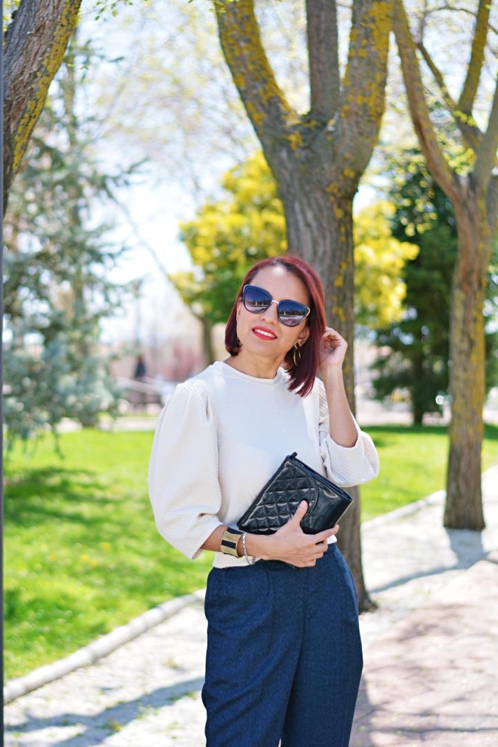 Outfit formal con pantalón azul