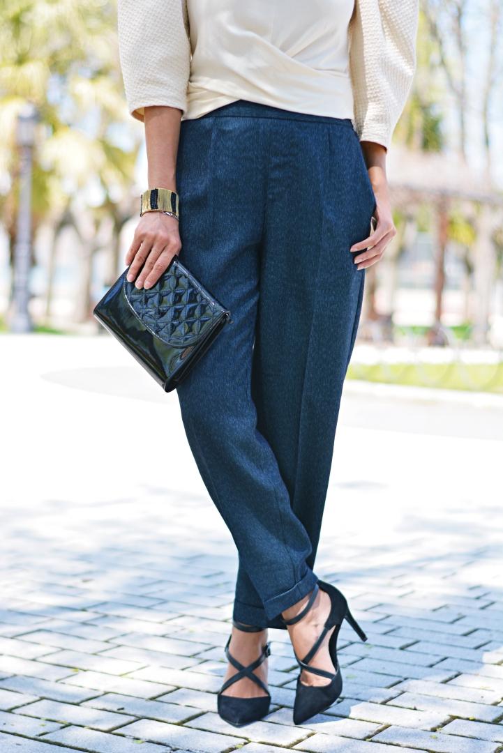 Pantalón azul y zapatos negros