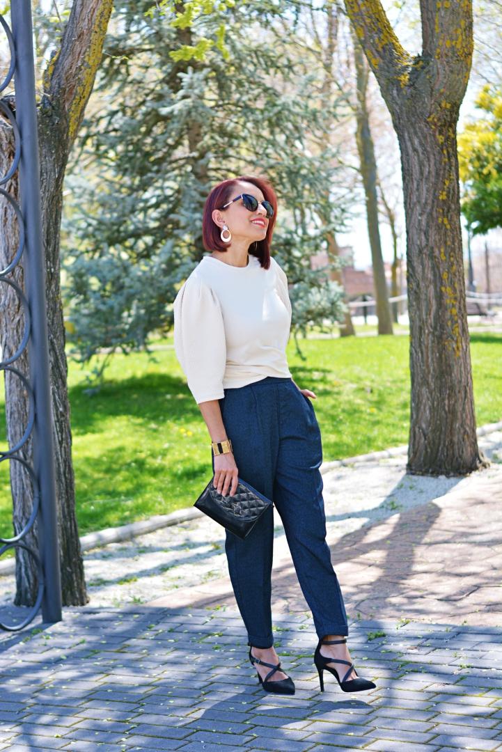 Look con pantalón azul