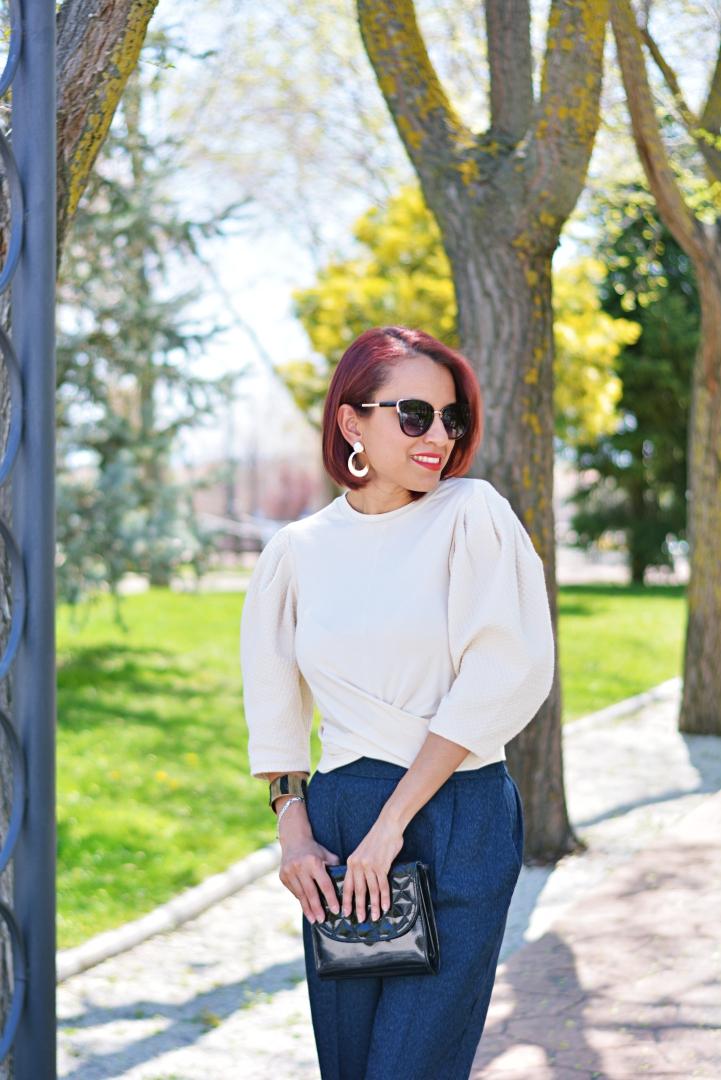 Outfit con blusa manga ancha