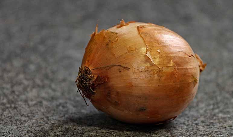 Cómo aclarar la piel con miel y cebolla - Trucos de belleza caseros