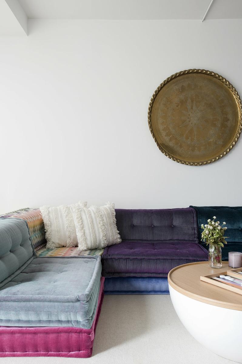 Una-casa-llena-de-mezclas-y-personalidad-decoración-sofá-Mag Jong-10