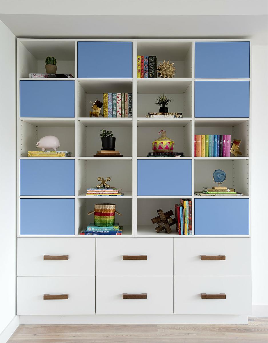 Una-casa-llena-de-mezclas-y-personalidad-decoración-librería-11