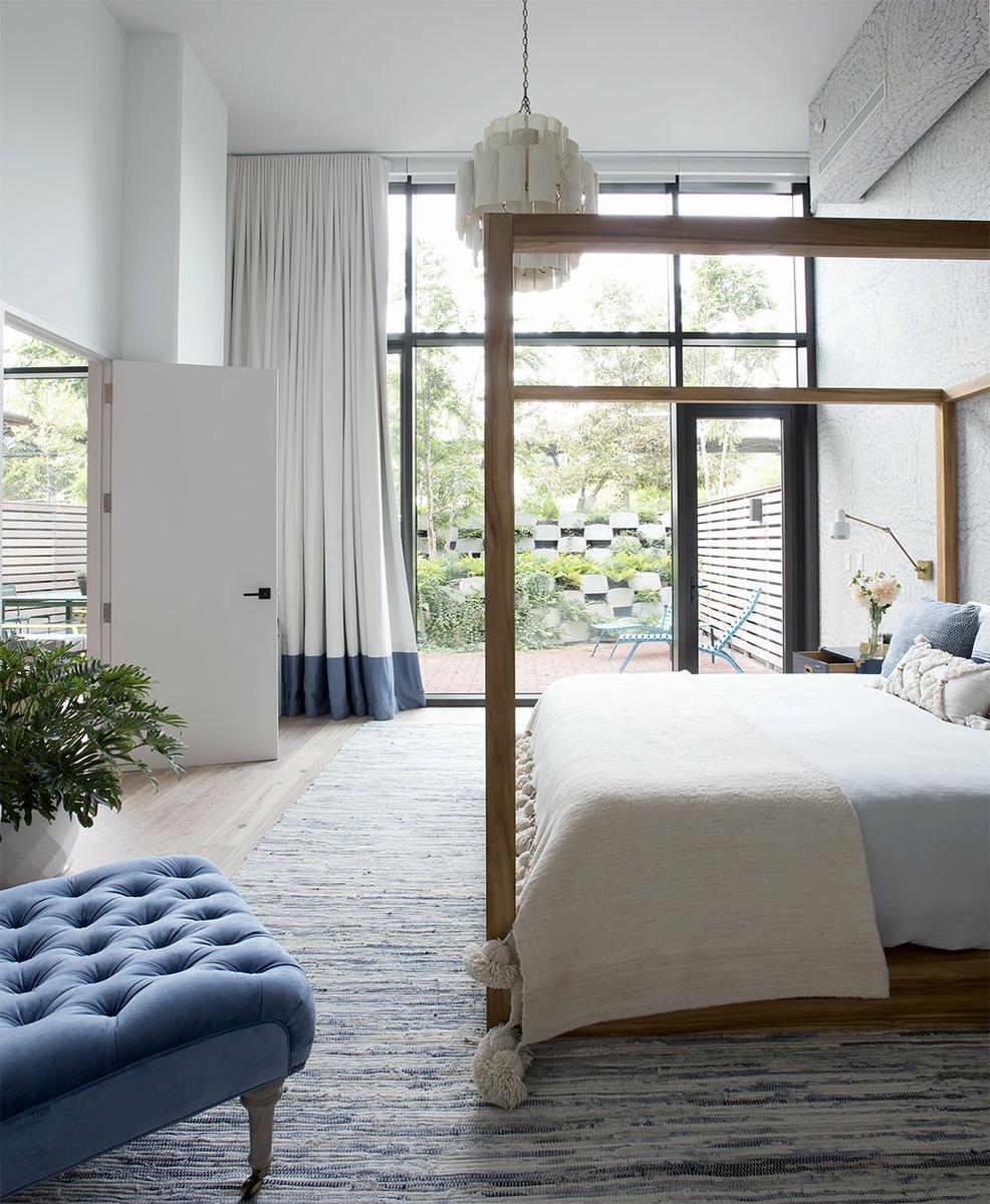Una-casa-llena-de-mezclas-y-personalidad-decoración-cama-dosel-17