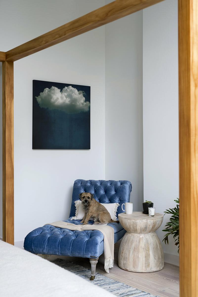 Una-casa-llena-de-mezclas-y-personalidad-decoración-sillón-18