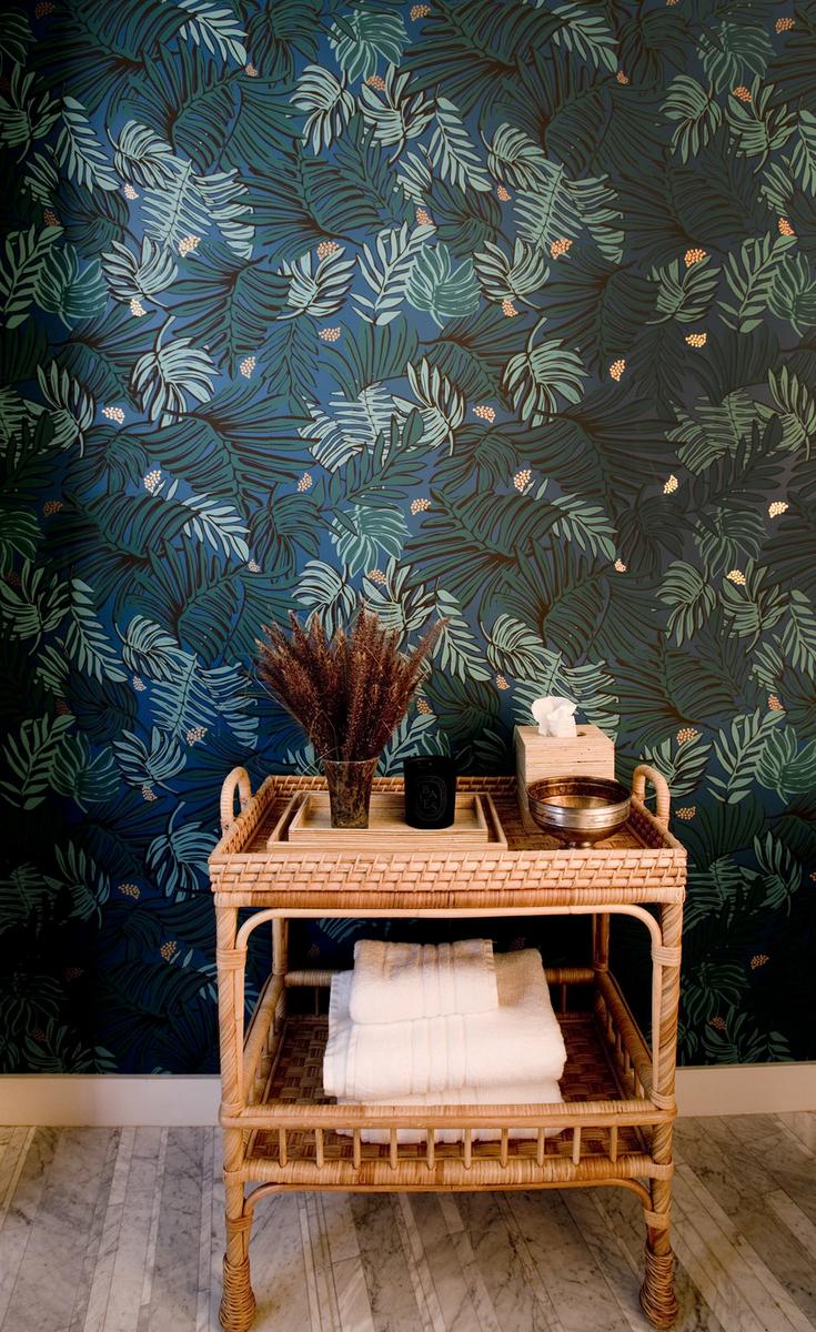 Una-casa-llena-de-mezclas-y-personalidad-decoración-baño-papel-tropical-19
