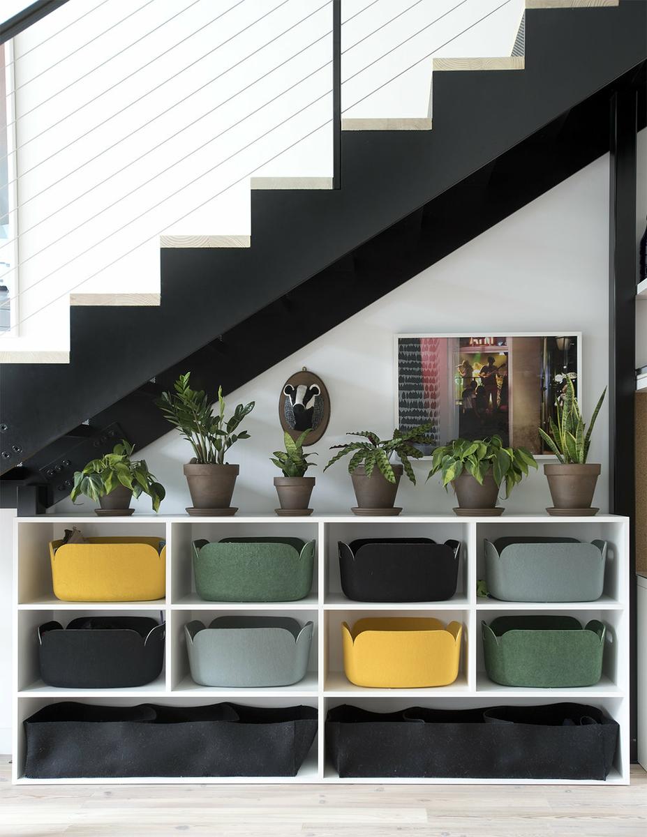 Una-casa-llena-de-mezclas-y-personalidad-decoración-bajo-escalera-05