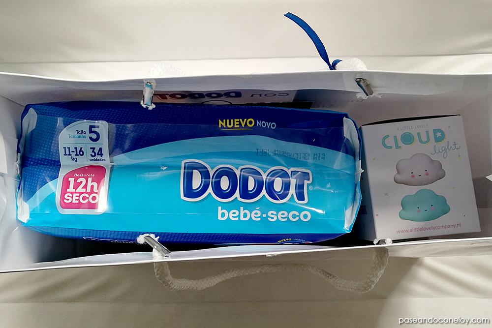 bolsa de pañales dodot y caja con una lampara en forma de nube