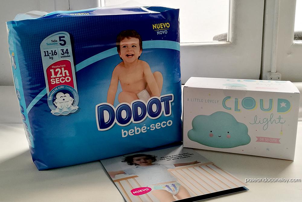 paquete de pañales dodot con un folleto informativo y una caja de una lampara en forma de nube