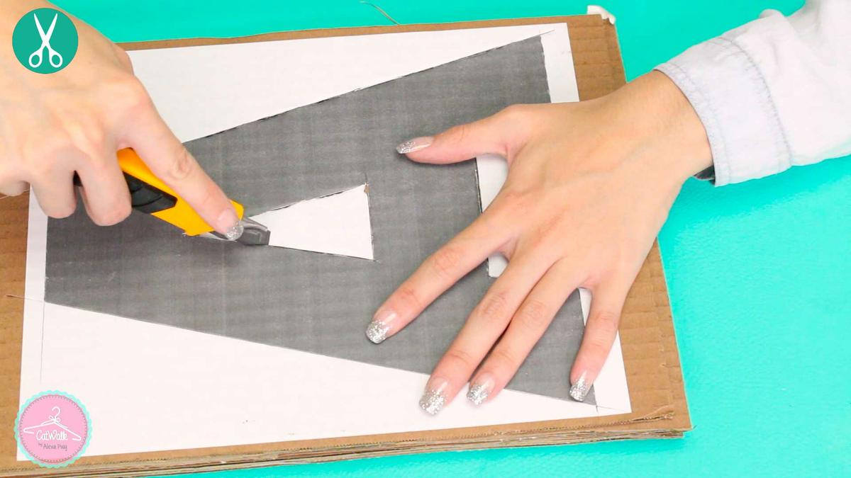 Corte de letra sobre cartón corrugado o de caja