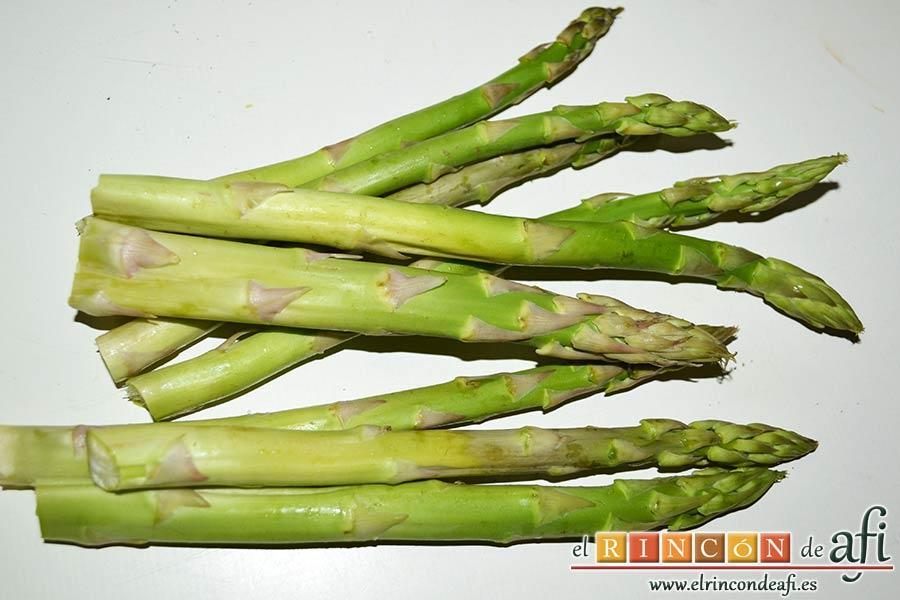 Tortilla de jamón y espárragos trigueros, retirar las partes leñosas de los espárragos