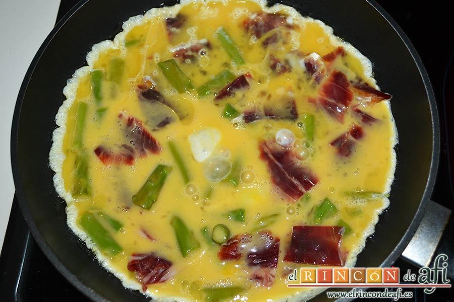 Tortilla de jamón y espárragos trigueros, verter la mezcla en una sartén bien caliente con un poco de aceite de oliva