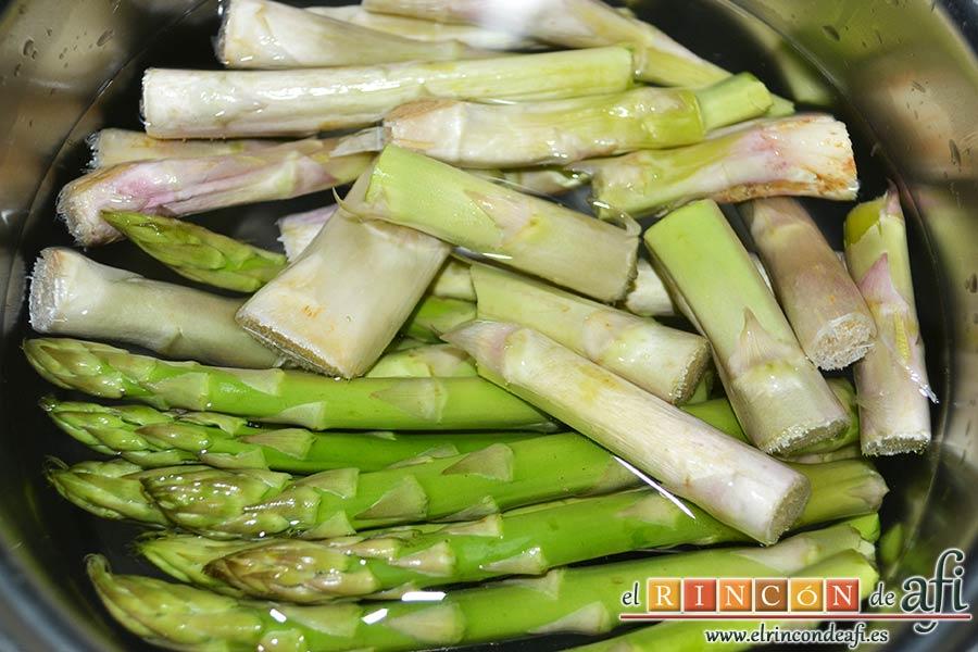 Tortilla de jamón y espárragos trigueros, lavarlos y ponerlos en un caldero con abundante agua y sal gorda