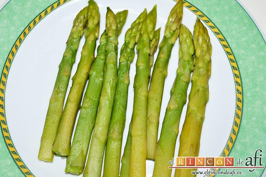 Tortilla de jamón y espárragos trigueros, una vez hechos los espárragos, escurrirlos y reservarlos