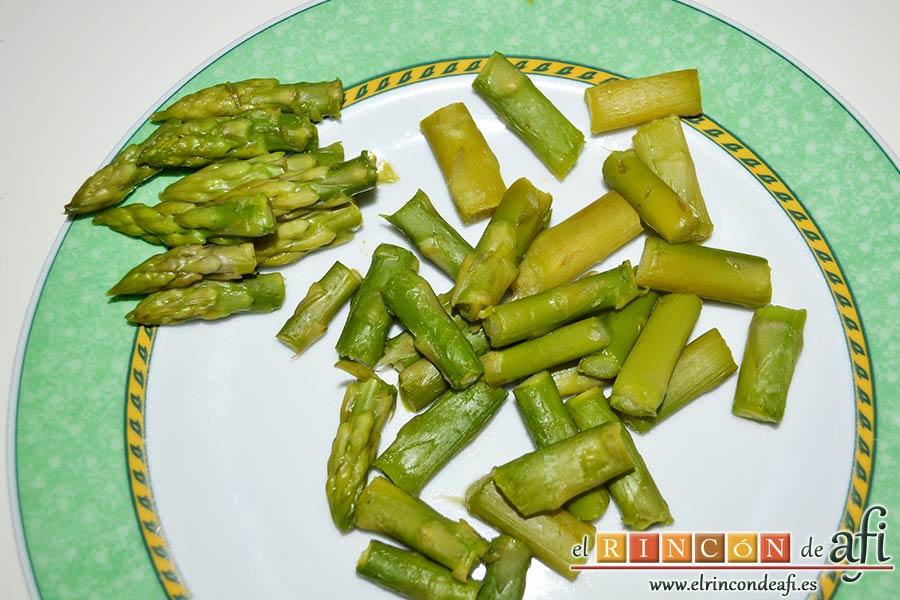 Tortilla de jamón y espárragos trigueros, cortarlos en trocitos de bocado