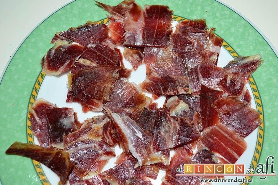 Tortilla de jamón y espárragos trigueros, cortar el jamón serrano también en trocitos