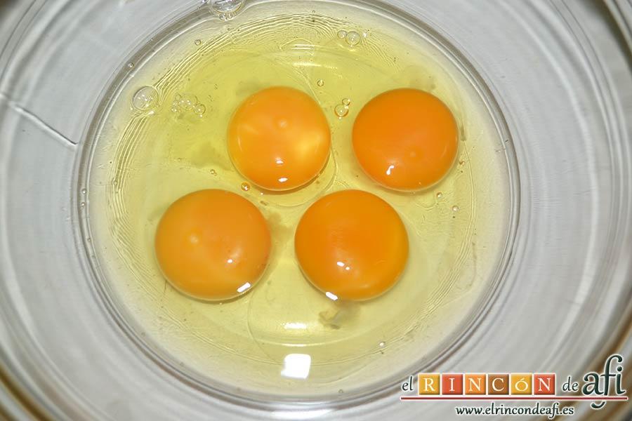 Tortilla de jamón y espárragos trigueros, poner los huevos en un bol sin nada de sal