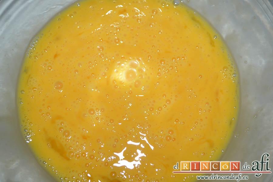 Tortilla de jamón y espárragos trigueros, batir los huevos