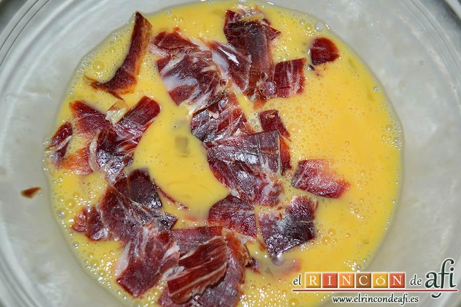 Tortilla de jamón y espárragos trigueros, incorporar el jamón serrano a los huevos