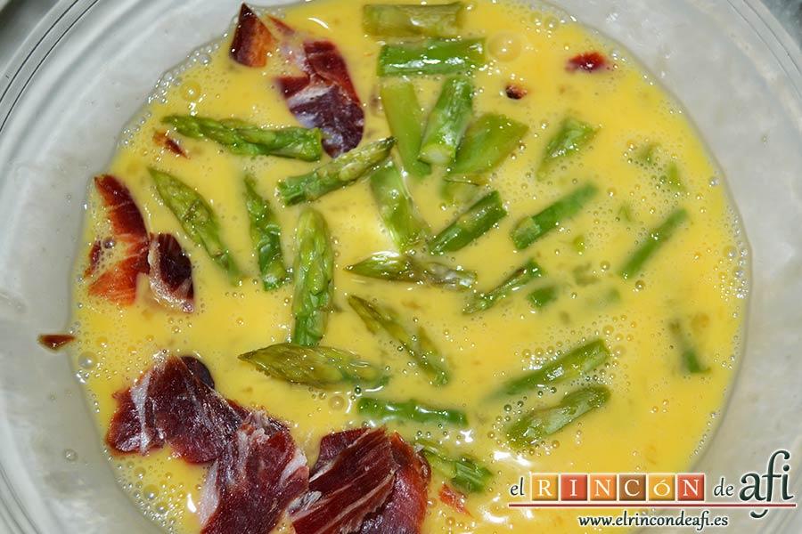 Tortilla de jamón y espárragos trigueros, incorporar los espárragos