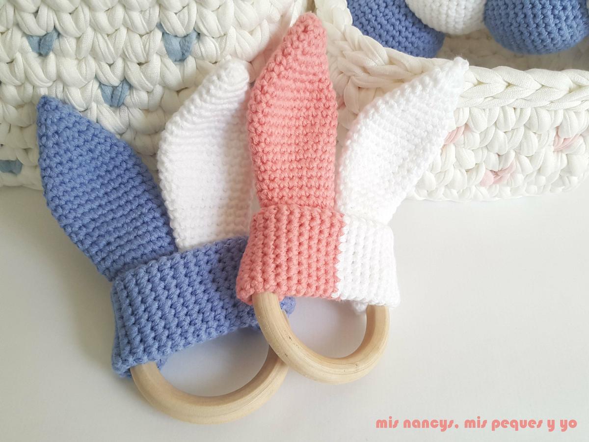 mis nancys, mis peques y yo, mordedores conejito de crochet, detalle mordedores con aros de madera natural amigurumis
