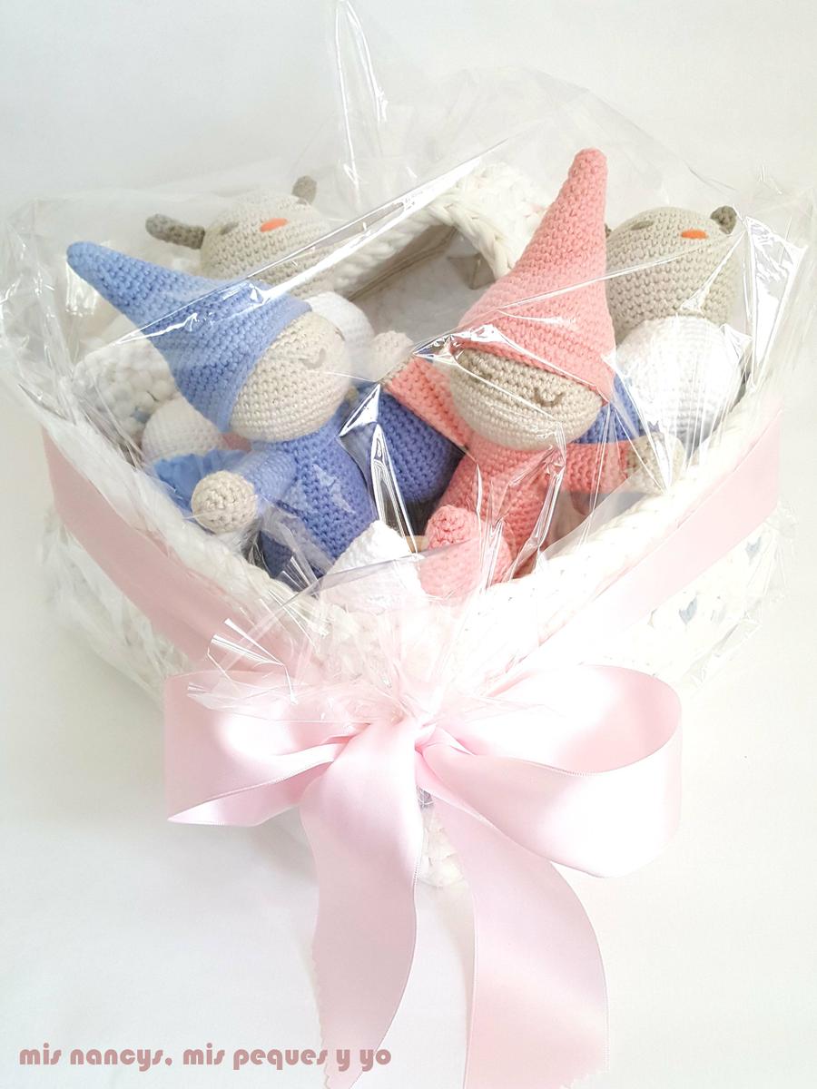 mis nancys, mis peques y yo, mordedores conejito de crochet, detalle cesta de trapillo con muñecos amigurumis