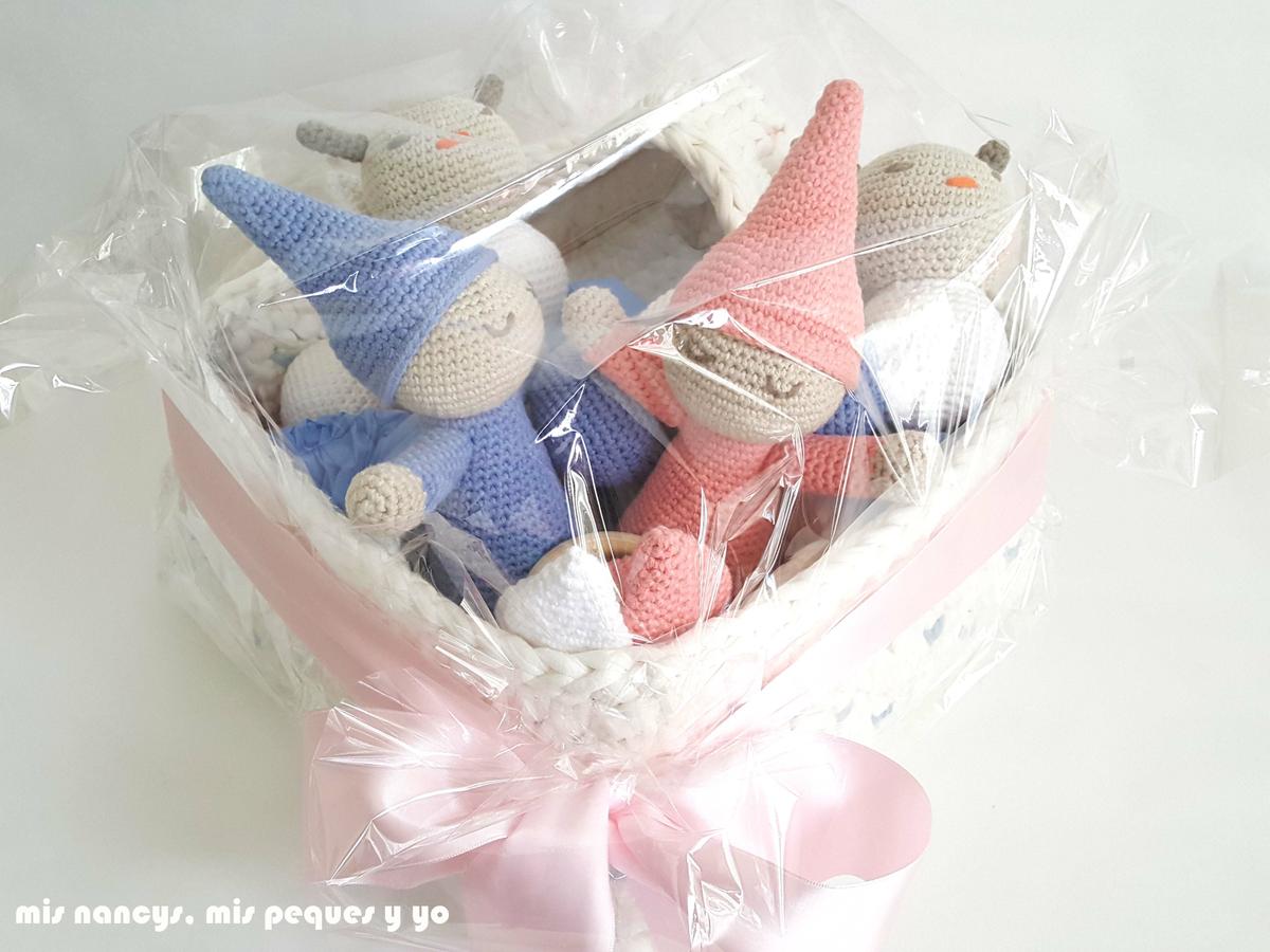 mis nancys, mis peques y yo, mordedores conejito de crochet, detalle cesta de trapillo con lazada con muñecos amigurumis