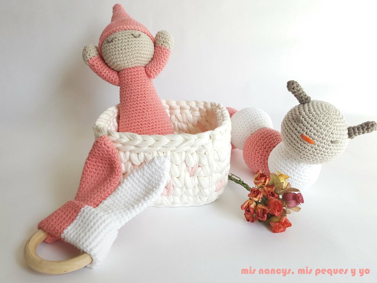 mis nancys, mis peques y yo, mordedores conejito de crochet, conjunto regalos gusano, bebe y mordedor crochet rosa