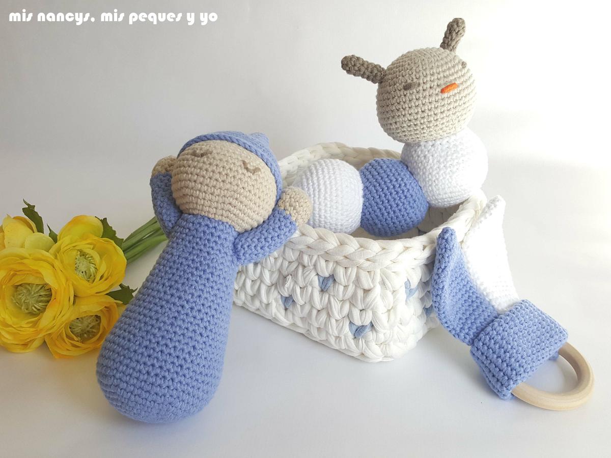 mis nancys, mis peques y yo, mordedores conejito de crochet, conjunto regalos gusano, bebe y mordedor crochet azul