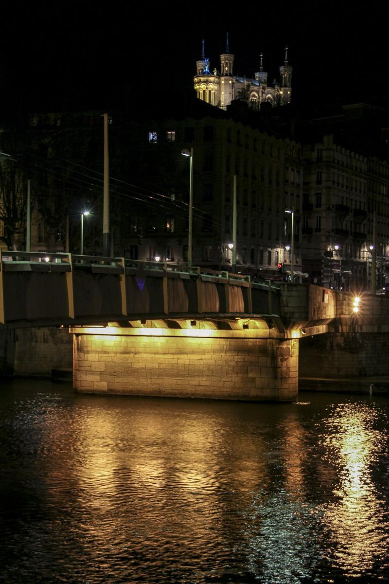 Basílica Notre-Dame de Fourvière de Lyon iluminada de noche