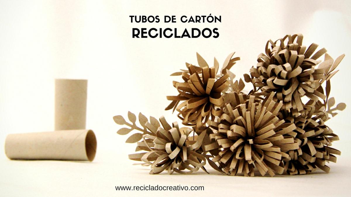 Tubos rollos de cartón convertidos en flores decorativas