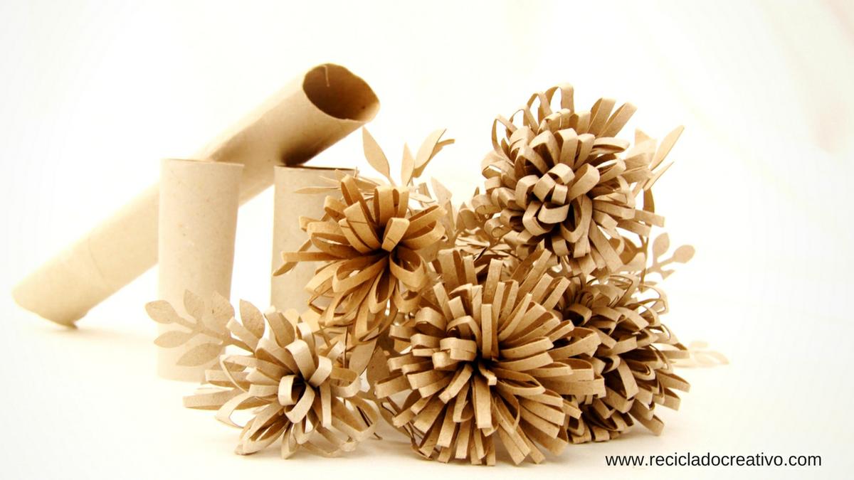 Tubos rollos de cartón convertidos en flores decorativas