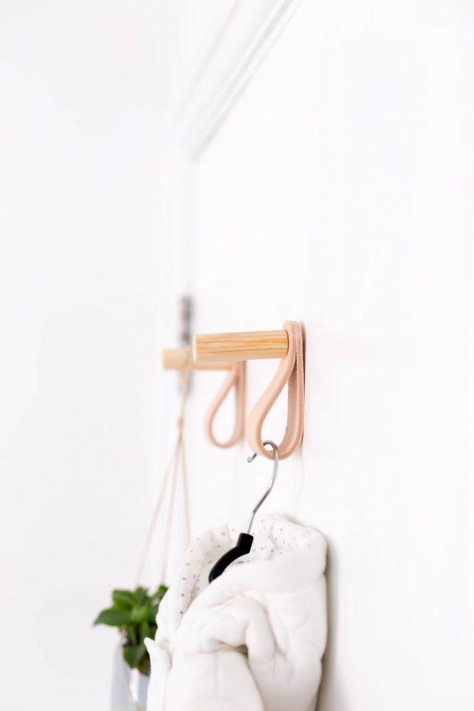 diy-tutorial-colgadores-estilo-nordico-madera-cuero
