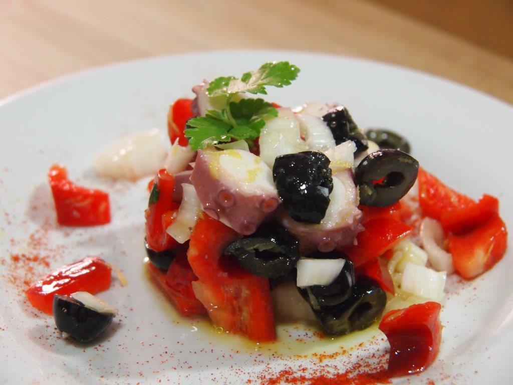 Salpicón de pulpo con aromas de limón servido