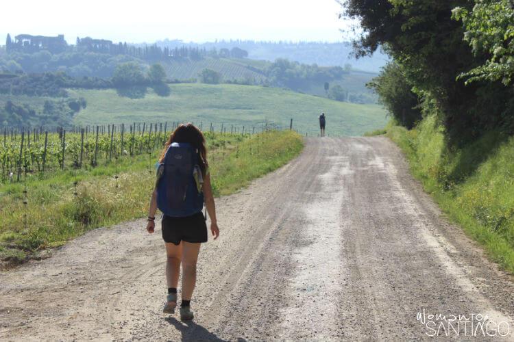 noelia caminando por una senda en el camino