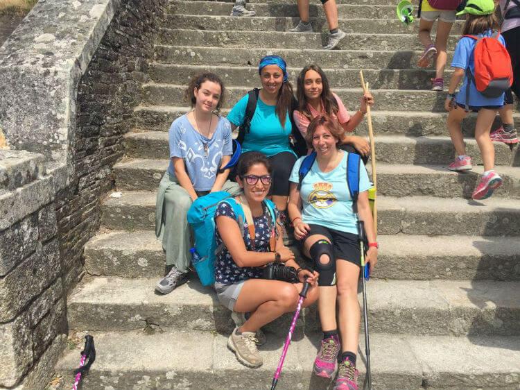 peregrinas en escaleras posando